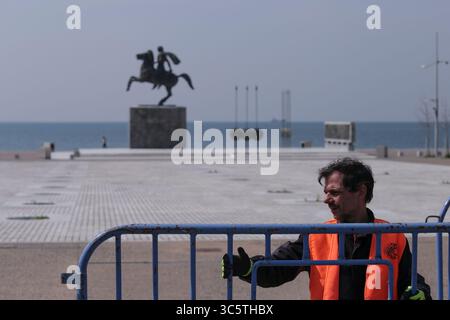 31. März 2020, Thessaloniki, Griechenland: Ein Arbeiter stellt einen Schutzzaun vor die Statue Alexanders des Großen in Thessaloniki, nachdem er beschlossen hatte, den Verkehr an der Uferpromenade zu beschränken. Nikos Chardalias, der stellvertretende Minister für Katastrophenschutz und Krisenmanagement, hat heute Verkehrsbeschränkungen für bestimmte Tageszeiten an der Strandpromenade angeordnet, eine weitere vorbeugende Maßnahme gegen die Ausbreitung von COVID-19 in Griechenland. Diese Maßnahme wurde aufgrund des hohen Verkehrsaufkommens an der Seepromenade von Thessaloniki in den vergangenen Tagen trotz der landesweiten Lockdo beschlossen Stockfoto