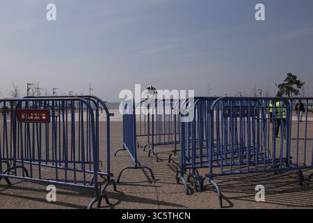 31. März 2020, Thessaloniki, Griechenland: Schutzzaun vor der Statue Alexanders des Großen in Thessaloniki, nachdem beschlossen wurde, den Verkehr an der Uferpromenade zu beschränken. Nikos Chardalias, der stellvertretende Minister für Katastrophenschutz und Krisenmanagement, hat heute Verkehrsbeschränkungen für bestimmte Tageszeiten an der Strandpromenade angeordnet, eine weitere vorbeugende Maßnahme gegen die Ausbreitung von COVID-19 in Griechenland. Diese Maßnahme wurde aufgrund des hohen Verkehrsaufkommens an der Seepromenade von Thessaloniki in den vergangenen Tagen trotz der landesweiten Sperrung beschlossen. (Gutschrift I Stockfoto