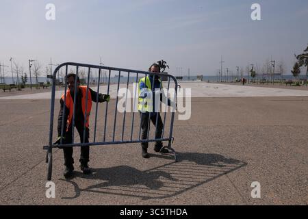 31. März 2020, Thessaloniki, Griechenland: Zwei Arbeiter bringen Schutzzaun vor die Statue Alexanders des Großen in Thessaloniki, nachdem sie beschlossen hatten, den Verkehr an der Strandpromenade zu beschränken. Nikos Chardalias, der stellvertretende Minister für Katastrophenschutz und Krisenmanagement, hat heute Verkehrsbeschränkungen für bestimmte Tageszeiten an der Strandpromenade angeordnet, eine weitere vorbeugende Maßnahme gegen die Ausbreitung von COVID-19 in Griechenland. Diese Maßnahme wurde aufgrund des hohen Verkehrsaufkommens an der Seepromenade von Thessaloniki in den vergangenen Tagen trotz des landesweiten Standorts beschlossen Stockfoto