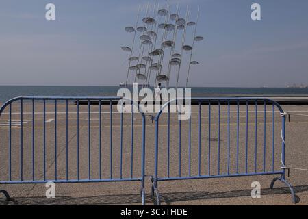 31. März 2020, Thessaloniki, Griechenland: Ein Mann läuft vor den Sonnenschirmen von Zongolopoulos an der Uferpromenade, nachdem beschlossen wurde, den Verkehr an der Uferpromenade zu beschränken. Nikos Chardalias, der stellvertretende Minister für Katastrophenschutz und Krisenmanagement, hat heute Verkehrsbeschränkungen für bestimmte Tageszeiten an der Strandpromenade angeordnet, eine weitere vorbeugende Maßnahme gegen die Ausbreitung von COVID-19 in Griechenland. Diese Maßnahme wurde aufgrund des hohen Verkehrsaufkommens an der Seepromenade von Thessaloniki in den vergangenen Tagen trotz der landesweiten Sperrung beschlossen. (Cred Stockfoto