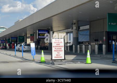 31. März 2020, Fort Lauderdale, Florida, Vereinigte Staaten von Amerika: FORT LAUDERDALE, FL - 01. APRIL: Der Tourismus ist tot, da die Attraktionen und Flughäfen in Florida entweder leer oder geschlossen sind, da COVID-19 am 1. April 2020 in Fort Lauderdale, Florida, durch den Staat fliegt. Menschen: Fort Lauderdale Airport (Kreditbild: © SMG Via ZUMA Wire) Stockfoto