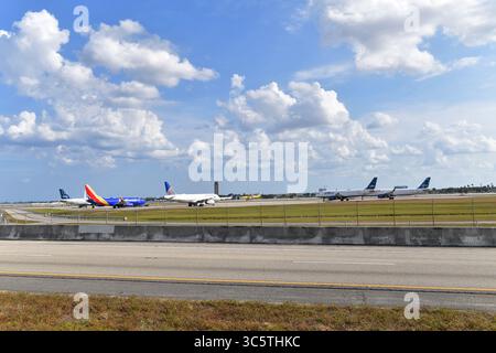 31. März 2020, Fort Lauderdale, Florida, Vereinigte Staaten von Amerika: FORT LAUDERDALE, FL - 01. APRIL: Der Tourismus ist tot, da die Attraktionen und Flughäfen in Florida entweder leer oder geschlossen sind, da COVID-19 am 1. April 2020 in Fort Lauderdale, Florida, durch den Staat fliegt. Menschen: Fort Lauderdale Airport (Kreditbild: © SMG Via ZUMA Wire) Stockfoto