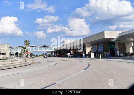 31. März 2020, Fort Lauderdale, Florida, Vereinigte Staaten von Amerika: FORT LAUDERDALE, FL - 01. APRIL: Der Tourismus ist tot, da die Attraktionen und Flughäfen in Florida entweder leer oder geschlossen sind, da COVID-19 am 1. April 2020 in Fort Lauderdale, Florida, durch den Staat fliegt. Menschen: Fort Lauderdale Airport (Kreditbild: © SMG Via ZUMA Wire) Stockfoto