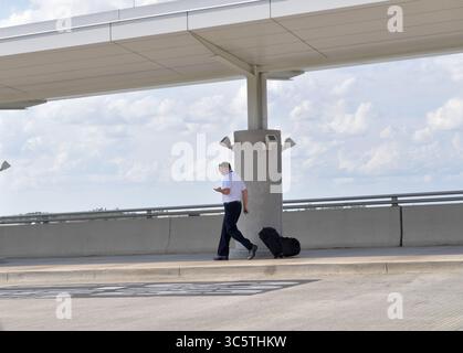 31. März 2020, Fort Lauderdale, Florida, Vereinigte Staaten von Amerika: FORT LAUDERDALE, FL - 01. APRIL: Der Tourismus ist tot, da die Attraktionen und Flughäfen in Florida entweder leer oder geschlossen sind, da COVID-19 am 1. April 2020 in Fort Lauderdale, Florida, durch den Staat fliegt. Menschen: Fort Lauderdale Airport (Kreditbild: © SMG Via ZUMA Wire) Stockfoto