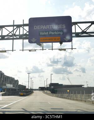 31. März 2020, Fort Lauderdale, Florida, Vereinigte Staaten von Amerika: FORT LAUDERDALE, FL - 01. APRIL: Der Tourismus ist tot, da die Attraktionen und Flughäfen in Florida entweder leer oder geschlossen sind, da COVID-19 am 1. April 2020 in Fort Lauderdale, Florida, durch den Staat fliegt. Menschen: Fort Lauderdale Airport (Kreditbild: © SMG Via ZUMA Wire) Stockfoto