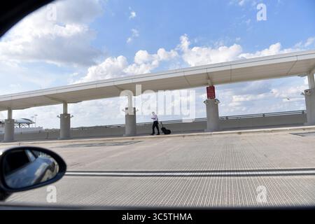 31. März 2020, Fort Lauderdale, Florida, Vereinigte Staaten von Amerika: FORT LAUDERDALE, FL - 01. APRIL: Der Tourismus ist tot, da die Attraktionen und Flughäfen in Florida entweder leer oder geschlossen sind, da COVID-19 am 1. April 2020 in Fort Lauderdale, Florida, durch den Staat fliegt. Menschen: Fort Lauderdale Airport (Kreditbild: © SMG Via ZUMA Wire) Stockfoto