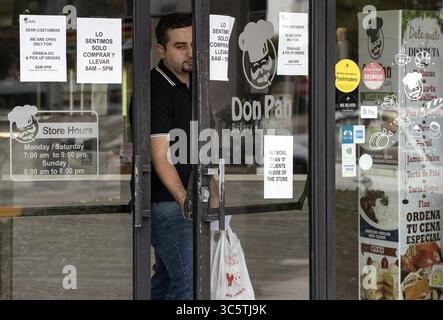 31. März 2020, Miami, FL, USA: Nur Abholaufträge und Anweisungen zum sozialen Abstand sind am Dienstag, 31. März 2020, an den Fenstern von DonPan Deli, Bakery and Cafe am North Kendall Drive in Miami angebracht. (Kreditbild: © TNS via ZUMA Wire) Stockfoto