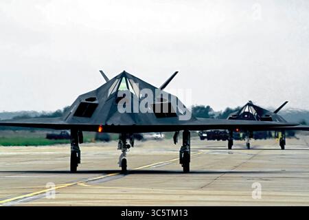 3. Dezember 1990, Newport News, Virginia, USA: Newport News, Virginia, USA, 3. Dezember 1990.Lockheed F-117 Nighthawk Stealth Fighters stehen auf der Landebahn der Langley Air Force Base an, bevor sie für den Einsatz am King Khalid International Airport Saudi Arabien im Rahmen der Operation Desert Storm starten. (Kreditbild: © Mark Reinstein/ZUMA Wire) Stockfoto