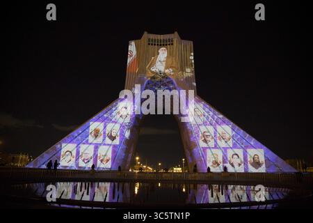 31. März 2020, Teheran, Iran: Ein Blick in der Nacht auf den beleuchteten Azadi (Freiheit)-Turm mit Flaggen, Sympathiebotschaften aus aller Welt über die andauernde neuartige Coronavirus Disease (COVID-19)-Pandemie in Teheran, Iran. Die Wertschätzung wurde auch von Angehörigen der Gesundheitsberufe deutlich, die versuchen, die Pandemie im Land zu stoppen. Die Lichtanzeige wurde von der Stadtgemeinde organisiert. Nach neuesten Berichten des iranischen Gesundheitsministeriums sind über 2.000 Menschen an der Coronavirus-Infektion im ganzen Land gestorben. (Bild: © Rouzbeh Fouladi/ZUMA Draht) Stockfoto