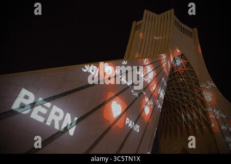 31. März 2020, Teheran, Iran: Ein Blick in der Nacht auf den beleuchteten Azadi (Freiheit)-Turm mit Flaggen, Sympathiebotschaften aus aller Welt über die andauernde neuartige Coronavirus Disease (COVID-19)-Pandemie in Teheran, Iran. Die Wertschätzung wurde auch von Angehörigen der Gesundheitsberufe deutlich, die versuchen, die Pandemie im Land zu stoppen. Die Lichtanzeige wurde von der Stadtgemeinde organisiert. Nach neuesten Berichten des iranischen Gesundheitsministeriums sind über 2.000 Menschen an der Coronavirus-Infektion im ganzen Land gestorben. (Bild: © Rouzbeh Fouladi/ZUMA Draht) Stockfoto