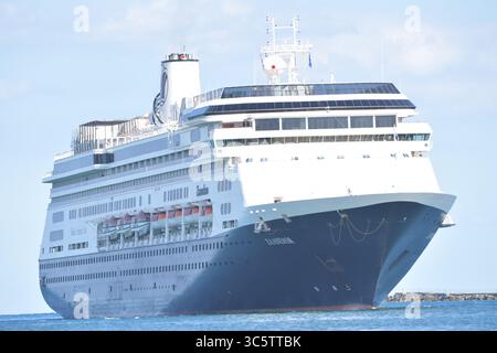 2. April 2020, Fort Lauderdale, Florida, Vereinigte Staaten von Amerika: FORT LAUDERDALE, FL - 02. APRIL: COVID-19 - zwei Kreuzfahrtschiffe, die von Coronavirus betroffen sind die MS Zaandam und MS Rotterdam haben nach Wochen auf See tot und krank an Bord sein Dock in Port everglades Foirda gebracht. Frau Zaandam und MS Rotterdam sind Kreuzfahrtschiffe, die von der Holland America Line betrieben werden, benannt nach den Städten der Niederlande am 2. April 2020 in Port Everglades in Fort Lauderdale, Florida. Leute: Frau Zaandam (Kreditbild: © SMG Via ZUMA Wire) Stockfoto