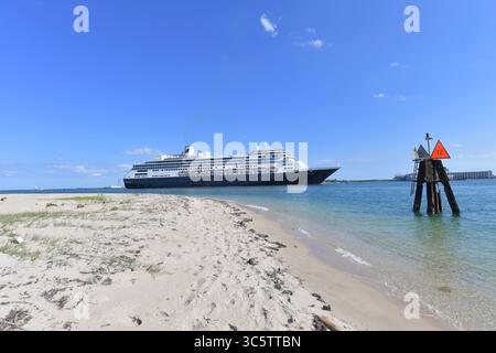 2. April 2020, Fort Lauderdale, Florida, Vereinigte Staaten von Amerika: FORT LAUDERDALE, FL - 02. APRIL: COVID-19 - zwei Kreuzfahrtschiffe, die von Coronavirus betroffen sind die MS Zaandam und MS Rotterdam haben nach Wochen auf See tot und krank an Bord sein Dock in Port everglades Foirda gebracht. Frau Zaandam und MS Rotterdam sind Kreuzfahrtschiffe, die von der Holland America Line betrieben werden, benannt nach den Städten der Niederlande am 2. April 2020 in Port Everglades in Fort Lauderdale, Florida. Leute: Frau Zaandam (Kreditbild: © SMG Via ZUMA Wire) Stockfoto