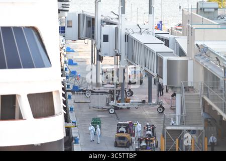 2. April 2020, Fort Lauderdale, Florida, Vereinigte Staaten von Amerika: FORT LAUDERDALE, FL - 02. APRIL: COVID-19 - zwei Kreuzfahrtschiffe, die von Coronavirus betroffen sind die MS Zaandam und MS Rotterdam haben nach Wochen auf See tot und krank an Bord sein Dock in Port everglades Foirda gebracht. Frau Zaandam und MS Rotterdam sind Kreuzfahrtschiffe, die von der Holland America Line betrieben werden, benannt nach den Städten der Niederlande am 2. April 2020 in Port Everglades in Fort Lauderdale, Florida. Menschen: (Foto: © SMG Via ZUMA Wire) Stockfoto