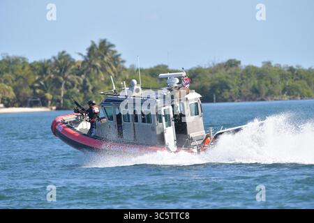 2. April 2020, Fort Lauderdale, Florida, Vereinigte Staaten von Amerika: FORT LAUDERDALE, FL - 02. APRIL: COVID-19 - zwei Kreuzfahrtschiffe, die von Coronavirus betroffen sind die MS Zaandam und MS Rotterdam haben nach Wochen auf See tot und krank an Bord sein Dock in Port everglades Foirda gebracht. Frau Zaandam und MS Rotterdam sind Kreuzfahrtschiffe, die von der Holland America Line betrieben werden, benannt nach den Städten der Niederlande am 2. April 2020 in Port Everglades in Fort Lauderdale, Florida. Leute: Frau Zaandam (Kreditbild: © SMG Via ZUMA Wire) Stockfoto