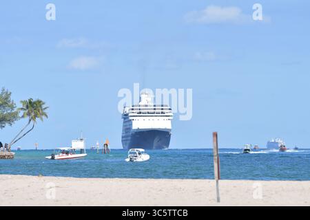 2. April 2020, Fort Lauderdale, Florida, Vereinigte Staaten von Amerika: FORT LAUDERDALE, FL - 02. APRIL: COVID-19 - zwei Kreuzfahrtschiffe, die von Coronavirus betroffen sind die MS Zaandam und MS Rotterdam haben nach Wochen auf See tot und krank an Bord sein Dock in Port everglades Foirda gebracht. Frau Zaandam und MS Rotterdam sind Kreuzfahrtschiffe, die von der Holland America Line betrieben werden, benannt nach den Städten der Niederlande am 2. April 2020 in Port Everglades in Fort Lauderdale, Florida. Leute: Frau Zaandam (Kreditbild: © SMG Via ZUMA Wire) Stockfoto