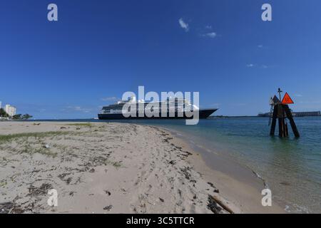 2. April 2020, Fort Lauderdale, Florida, Vereinigte Staaten von Amerika: FORT LAUDERDALE, FL - 02. APRIL: COVID-19 - zwei Kreuzfahrtschiffe, die von Coronavirus betroffen sind die MS Zaandam und MS Rotterdam haben nach Wochen auf See tot und krank an Bord sein Dock in Port everglades Foirda gebracht. Frau Zaandam und MS Rotterdam sind Kreuzfahrtschiffe, die von der Holland America Line betrieben werden, benannt nach den Städten der Niederlande am 2. April 2020 in Port Everglades in Fort Lauderdale, Florida. Leute: Frau Zaandam (Kreditbild: © SMG Via ZUMA Wire) Stockfoto