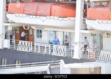 2. April 2020, Fort Lauderdale, Florida, Vereinigte Staaten von Amerika: FORT LAUDERDALE, FL - 02. APRIL: COVID-19 - zwei Kreuzfahrtschiffe, die von Coronavirus betroffen sind die MS Zaandam und MS Rotterdam haben nach Wochen auf See tot und krank an Bord sein Dock in Port everglades Foirda gebracht. Frau Zaandam und MS Rotterdam sind Kreuzfahrtschiffe, die von der Holland America Line betrieben werden, benannt nach den Städten der Niederlande am 2. April 2020 in Port Everglades in Fort Lauderdale, Florida. Menschen: (Foto: © SMG Via ZUMA Wire) Stockfoto