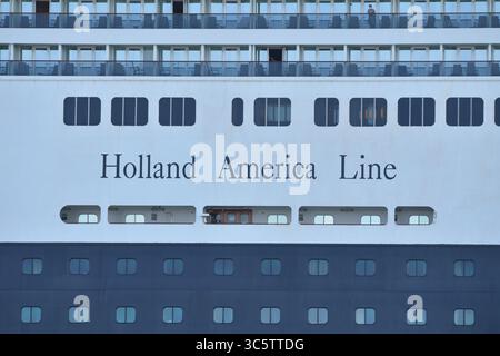 2. April 2020, Fort Lauderdale, Florida, Vereinigte Staaten von Amerika: FORT LAUDERDALE, FL - 02. APRIL: COVID-19 - zwei Kreuzfahrtschiffe, die von Coronavirus betroffen sind die MS Zaandam und MS Rotterdam haben nach Wochen auf See tot und krank an Bord sein Dock in Port everglades Foirda gebracht. Frau Zaandam und MS Rotterdam sind Kreuzfahrtschiffe, die von der Holland America Line betrieben werden, benannt nach den Städten der Niederlande am 2. April 2020 in Port Everglades in Fort Lauderdale, Florida. Leute: Frau Zaandam (Kreditbild: © SMG Via ZUMA Wire) Stockfoto