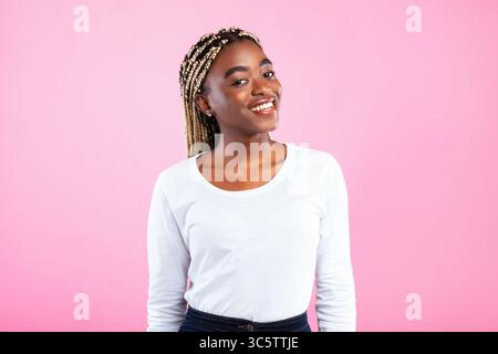 Porträt einer fröhlichen jungen freundlichen afroamerikanerin Stockfoto