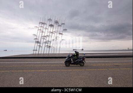 3. April 2020: Thessaloniki, Zentralmakedonien, Griechenland: Ein Gemeindepolizist patrouilliert vor dem G.Zongolopoulos an der Uferpromenade von Thessaloniki. Am Dienstag, dem 31. März, wurde eine Beschränkung der Freizügigkeit von Bürgern an der Strandpromenade in Thessaloniki angekündigt, eine weitere Entscheidung gegen die Ausbreitung von COVID-19 in Griechenland. Griechenland befindet sich am 13. Tag der landesweiten Abriegelung, während die bestätigten Fälle 1,613 erreicht haben, mit 67 Toten und 53 geheilt wurden. (Bild: © Achilleas Chiras/ZUMA Wire/ZUMAPRESS.com) Stockfoto