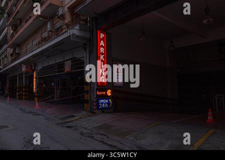 3. April 2020 - Thessaloniki, Zentralmakedonien, Griechenland - Parkeingang, in einer leeren Straße, im Zentrum von Thessaloniki. Griechenland befindet sich am 13. Tag der landesweiten Abriegelung, während die bestätigten Fälle 1,613 erreicht haben, mit 67 Toten und 53 geheilt wurden. (Bild: © Achilleas Chiras/ZUMA Wire/ZUMAPRESS.com) Stockfoto