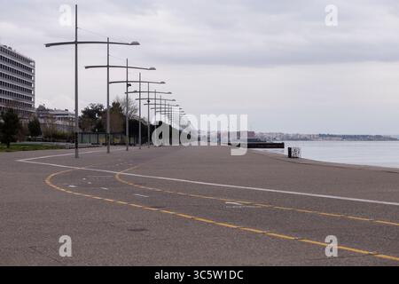 3. April 2020 - Thessaloniki, Zentralmakedonien, Griechenland - die Uferpromenade von Thessaloniki nach der Zugangsbeschränkung für Bürger. Am Dienstag, dem 31. März, wurde eine Beschränkung der Freizügigkeit von Bürgern an der Strandpromenade in Thessaloniki angekündigt, eine weitere Entscheidung gegen die Ausbreitung von COVID-19 in Griechenland. Griechenland befindet sich am 13. Tag der landesweiten Abriegelung, während die bestätigten Fälle 1,613 erreicht haben, mit 67 Toten und 53 geheilt wurden. (Bild: © Achilleas Chiras/ZUMA Wire/ZUMAPRESS.com) Stockfoto