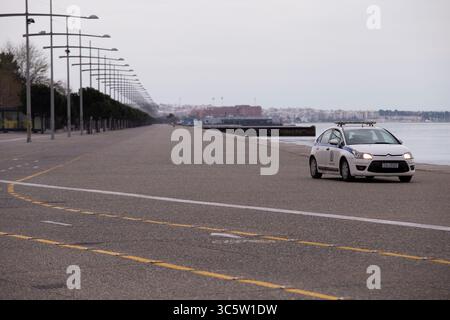 3. April 2020 - Thessaloniki, Zentralmakedonien, Griechenland - Ein Polizeiauto patrouilliert vor dem G.Zongolopoulos an der Uferpromenade von Thessaloniki. Am Dienstag, dem 31. März, wurde eine Beschränkung der Freizügigkeit von Bürgern an der Strandpromenade in Thessaloniki angekündigt, eine weitere Entscheidung gegen die Ausbreitung von COVID-19 in Griechenland. Griechenland befindet sich am 13. Tag der landesweiten Abriegelung, während die bestätigten Fälle 1,613 erreicht haben, mit 67 Toten und 53 geheilt wurden. (Bild: © Achilleas Chiras/ZUMA Wire/ZUMAPRESS.com) Stockfoto
