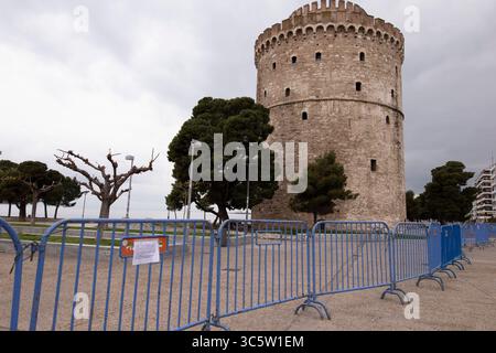 3. April 2020 - Thessaloniki, Zentralmakedonien, Griechenland - der Weiße Turm von Thessaloniki mit Schutzbarrieren nach der Zugangsbeschränkung für Bürger zur Strandpromenade. Am Dienstag, dem 31. März, wurde eine Beschränkung der Freizügigkeit von Bürgern an der Strandpromenade in Thessaloniki angekündigt, eine weitere Entscheidung gegen die Ausbreitung von COVID-19 in Griechenland. Griechenland befindet sich am 13. Tag der landesweiten Abriegelung, während die bestätigten Fälle 1,613 erreicht haben, mit 67 Toten und 53 geheilt wurden. (Bild: © Achilleas Chiras/ZUMA Wire/ZUMAPRESS.com) Stockfoto