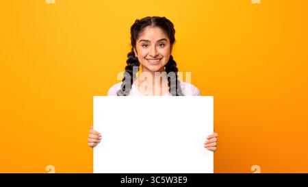 Indische Frau hält leere weiße Werbetafel Stockfoto