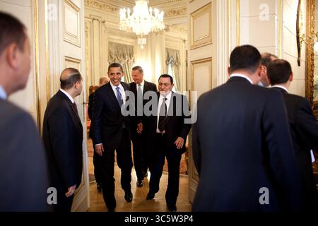 4. Juni 2009 - Kairo, Ägypten - US-Präsident BARACK OBAMA, dritter von links, lächelt, als er sich in Kairo mit dem ägyptischen Präsidenten HOSNI MUBARAK trifft, der neben Obama läuft. (Kreditbild: © Pete Souza/das Weiße Haus/ZUMAPRESS.com) Stockfoto