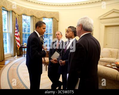 7. Mai 2009 - Washington, District of Columbia, USA - US-Präsident BARACK OBAMA, links, trifft sich im Oval Office mit dem New Yorker Bürgermeister MICHAEL BLOOMBERG, zweiter von links, REVEREND AL SHARPTON, zweiter von rechts, und dem ehemaligen Präsidenten des Repräsentantenhauses NEWT GINGRICH, rechts (Republikaner von Georgia), um die Bildungsreform zu diskutieren. (Kreditbild: © Pete Souza/das Weiße Haus/ZUMAPRESS.com) Stockfoto