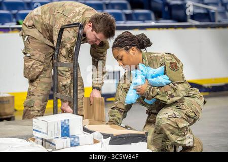 März 31, 2020 - New Orleans, Louisiana, USA - Mitarbeiter der Louisiana Air National Guard, Sgt. Logan Decker und Senior Airman Elexius Green und Senior Airmen Leyah Hills sortieren am 31. März 2020 im Smoothie King Center, New Orleans, La, medizinische Vorräte. Medizinische Vorräte von verschiedenen Bundes-, Staats- und Stadtbehörden werden auf der Sportarena gelagert, bevor sie an COVID-19-Teststandorte in den Gemeinden Orleans und Jefferson verteilt werden (Kreditbild: © Dan Farrell)/USA Nationalgarde/ZUMA Wire/ZUMAPRESS.com) Stockfoto