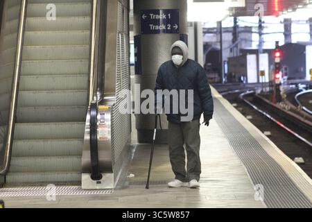 29. März 2020, New York, New York, USA: Zehn Minuten mit dem Zug von Manhattan entfernt, schlendert dieser Obdachlose durch die verlassene Journal Square Station in Jersey City. Während New Jersey bisher 140 Todesfälle hat und 846 Todesfälle erreicht, kommt der größte Höhepunkt des Coronavirus-Ausbruchs in New York. Die Stadt verzeichnet mit 63.306 und 1.905 Todesfällen bisher die höchste Zahl der Fälle. (Foto: © Marie Le BLE/ZUMA Wire) Stockfoto