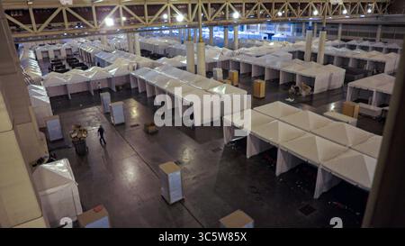 April 2020, New Orleans, Louisiana, Vereinigte Staaten von Amerika: NEW ORLEANS (1. April 2020) Subunternehmer aus New Orleans und Umgebung arbeiten am 1. April 2020 daran, 3000 Krankenhausräume im Morial Convention Center in New Orleans in Betrieb zu nehmen. Ärzte, Krankenschwestern, Krankenhauskorps und andere medizinische Fachkräfte, die von der Marine zur Unterstützung der COVID-19-Reaktion des Verteidigungsministeriums bereitgestellt werden, werden viele dieser Stationen bemannen. Diese Gruppe von spezialisierten Seeleuten bilden die Expeditionary Medical Facility New Orleans Detachment. Das U.S. Northern Command, durch die U.S. Army North, ist provi Stockfoto