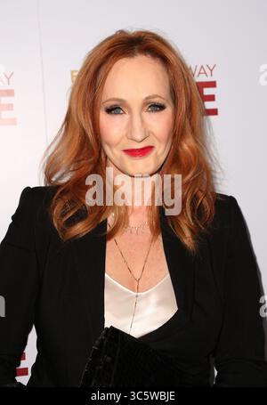 6. April 2020, London, Großbritannien: AKTE: JK ROWLING, der Autor von „Harry Potter“, 54, gab bekannt, dass sie Symptome hatte, die mit dem neuartigen Coronavirus übereinstimmen, obwohl sie nie einen Test gemacht hat, um herauszufinden, ob sie tatsächlich positiv war. ABBILDUNG: 11. Dezember 2019, New York, New York, USA: J.K. ROWLING bei der „Finding the Way Home“-Weltpremiere in 30 Hudson Yards, NYC. (Foto: © Sonia Moskowitz/Globe Fotos via ZUMA Wire) Stockfoto