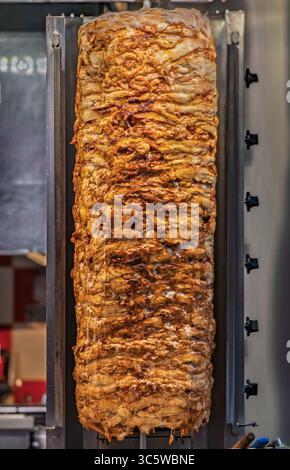 Ein rotierender Spieß mit gewürztem, dünn geschnittenem Lammfleisch, das langsam in einem traditionellen Kebab-Shop zubereitet wird, bereit für Döner-Kebabs, Istanbul, Truthahn Stockfoto