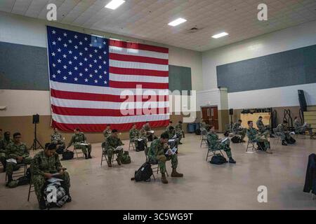 1. April 2020, New Orleans, Louisiana, Vereinigte Staaten von Amerika: NEW ORLEANS (1. April 2020) Seeleute der Expeditionary Medical Facility New Orleans Detachment, die vom Naval Hospital Jacksonville eingesetzt wurden, werden vom 377th Theater Sustainment Command über ihre Rolle bei der Unterstützung der COVID-19-Reaktion des Verteidigungsministeriums auf der Joint Reserve Base New Orleans am 1. April 2020 informiert. Das Personal der US Navy EMFs ist geschult, um medizinische Unterstützung von der Notfallmedizin bis zur akuten medizinischen und chirurgischen Versorgung zu bieten. Das U.S. Northern Command, durch die U.S. Army North, ist PR Stockfoto