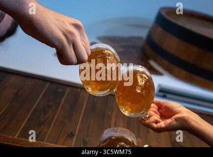 Prag, Tschechische Republik, August 5,2023. Zwei Bierbecher in einer Bierhalle in der Altstadt werden in einem Toast aufgezogen. Es ist das Nationalgetränk, ein Symbol der Stadt Stockfoto