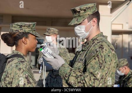1. April 2020 – Jacksonville, Florida, USA – der Hospitalmann Hadlie Hinojosa, der der Expeditionary Medical Facility der US Navy zugeteilt ist, bereitet sich auf den Einsatz von der Marineflugstation Jacksonville, Florida, nach New Orleans vor, um die COVID-19-Reaktion des Verteidigungsministeriums zu unterstützen. Das Personal, das den US Navy EMFs zugewiesen ist, ist geschult, um medizinische Hilfe zu leisten, von der Notfallmedizin bis zur akuten medizinischen und chirurgischen Versorgung. Das U.S. Northern Command stellt über die U.S. Army North der Federal Emergency Management Agency militärische Unterstützung zur Verfügung, um bedürftigen Gemeinden zu helfen. (Kreditbild: © Devin Bowser/USA Marineblau/Z Stockfoto