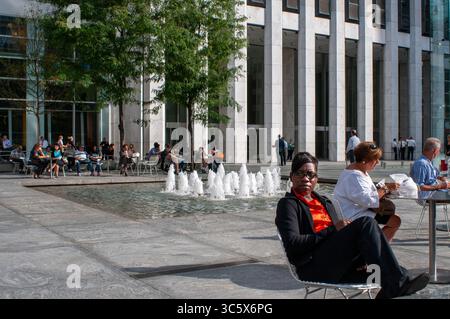 23. September 2009, New York, New York, USA: Die Menschen nehmen einen Desanso auf dem Grand Army Plaza. Pulitzer Fountain in Grand Army Plaza, New York, USA (Kreditbild: © Sergi ReboredoZUMA Wire) Stockfoto