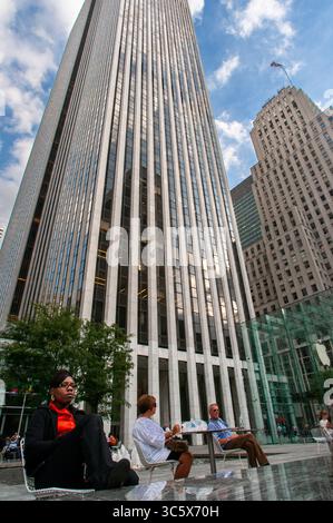 23. September 2009, New York, New York, USA: Die Menschen nehmen einen Desanso auf dem Grand Army Plaza. Pulitzer Fountain in Grand Army Plaza, New York, USA (Kreditbild: © Sergi ReboredoZUMA Wire) Stockfoto
