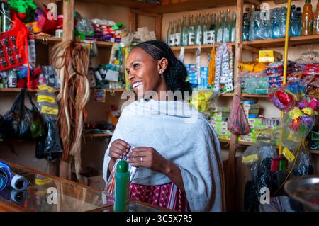 24. Juli 2012, Äthiopien: Kleines Geschäft in Hawzen, Eastern Tigray, Äthiopien. Feierliche Geburt im Dorf Hawzen, in Abwesenheit der Gheralta Berge. Die Parteien sind in diesen Fällen meist zahlreich und umfassen oft die ganze Stadt. Injera und hausgemachtes Bier sind in der Regel vorhanden. (Kreditbild: © Sergi ReboredoZUMA Wire) Stockfoto