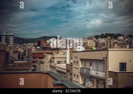 10. April 2020, Barcelona, Katalonien, Spanien: Nachbarn unterhalten sich von ihren Dächern gegenüber am 26. Tag einer landesweiten Abriegelung aufgrund der kontinuierlichen Verbreitung des Virus. Spanien verzeichnete fast 400 neue Todesopfer, die insgesamt fast 16000 Todesopfer erreichten. (Foto: © Matthias Oesterle/ZUMA Wire) Stockfoto