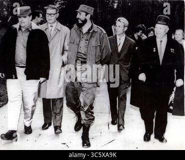 16. Februar 1965 - Moskau, Russland - FIDEL ALEJANDRO CASTRO RUIZ, Mitte, unterwegs mit EMILIO NAVARRO, links, und NIKITA CHRUSCHTSCHOW, rechts. (Bild: © Keystone Press Agency/Keystone USA via ZUMAPRESS.com) Stockfoto