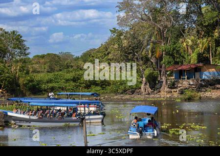 13. April 2014, Nicaragua: Isletas de Granada, Inseln im Nicaragua-See mit Privatsitz und Bootsführern. Die Inseln reichen von ein paar Metern bis zu mehr als einem Hektar; viele der größeren Inseln sind unbewohnt und stehen zum Verkauf (Credit Image: © Sergi Reboredo/ZUMA Wire) Stockfoto