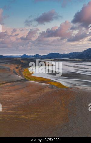 Blick aus der Vogelperspektive auf die isländische Landschaft mit Fluss und Rolling Hills Stockfoto