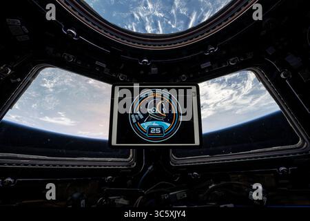 17. Juli 2025 – Erdatmosphäre – die NASA und ihre Partner unterstützen seit November 2000 Menschen, die kontinuierlich im Weltraum leben und arbeiten. Die Internationale Raumstation ist ein wahrhaft globales Unterfangen und wurde von mehr als 280 Menschen aus 23 Ländern und einer Vielzahl von internationalen und kommerziellen Raumfahrzeugen besucht. Das einzigartige Labor für Schwerelosigkeit hat mehr als 4.000 Experimente von mehr als 5.000 Forschern in mehr als 110 Ländern durchgeführt. Die Raumstation erleichtert auch das Wachstum eines kommerziellen Marktes in einer niedrigen Erdumlaufbahn für Forschung, Technologieentwicklung sowie Besatzung und Fracht Stockfoto