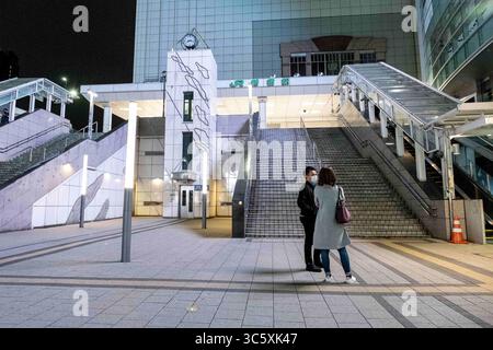 11. April 2020, Tokio, Japan: Zwei Menschen stehen während der Coronavirus-Krise in einem leeren Bereich der Shinjuku-Station. Die japanische Regierung erklärte den Ausnahmezustand, um Tokio, Osaka, Saitama, Kanagawa, Chiba, die Präfekturen Hyogo und Fukuoka werden vom 7. April bis zum 6. Mai fortgesetzt. Der Gouverneur von Tokio, Yuriko Koike, hat Restaurants und Bars gebeten, um 20 Uhr geschlossen zu werden, da sich der COVID-2019-Virus ausbreitet. (Credit Image: © Viola kam/SOPA Images via ZUMA Wire) Stockfoto
