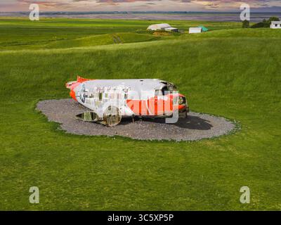 Verlassenes Rotes und Weißes Flugzeug auf Schotterpflaster in Island Stockfoto