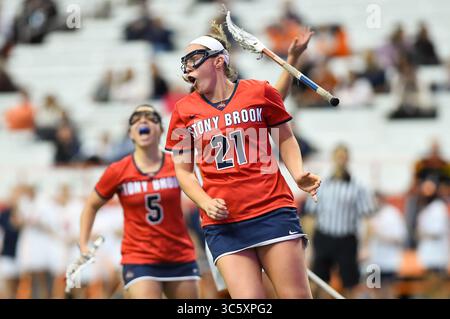 10. Februar 2020: Taryn Ohlmiller #21 feiert ihr Tor bei einem Lacrosse-Spiel der NCAA-Frauen gegen die Syracuse Orange am Montag, 10. Februar 2020 im Carrier Dome in Syracuse, New York. Stony Brook gewann mit 17:16. Rich Barnes/CSM(Kreditbild: &Copy; Rich Barnes/CSM via ZUMA Wire) Stockfoto